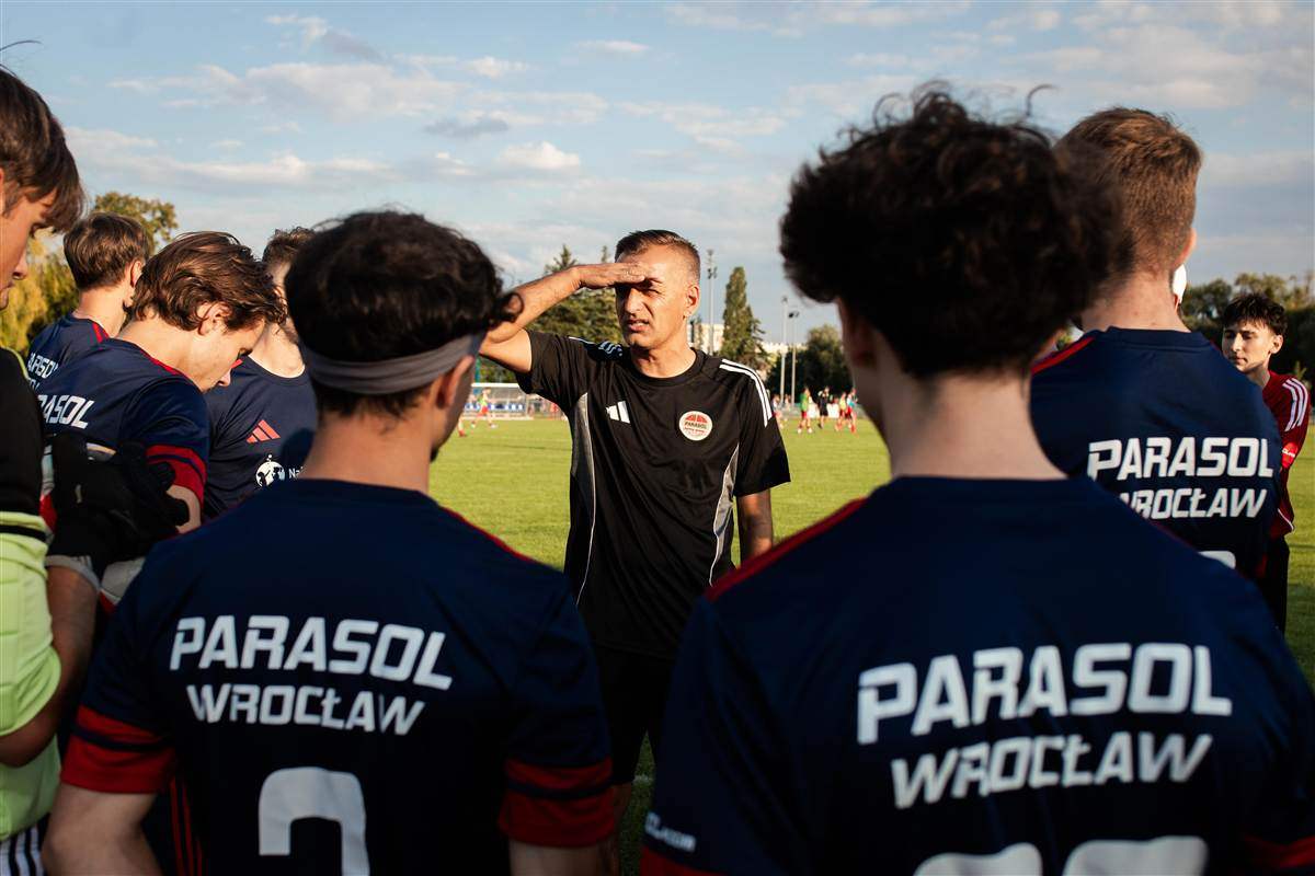 Trener i drużyna MKS Parasol Wrocław